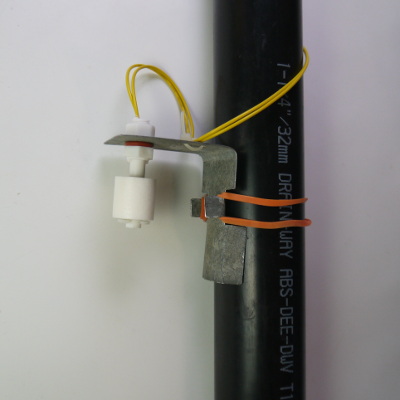float switch with a bracket to attached to a pipe