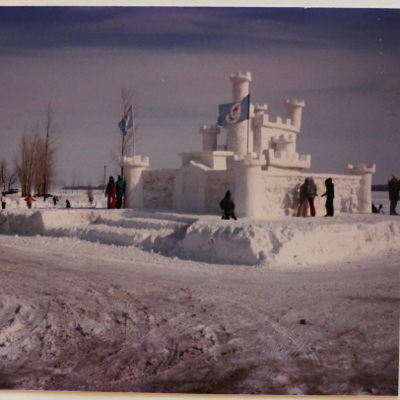 2019-09-05_1613-405-book-of-honour-snow-castle-jan-1986_sq.jpg